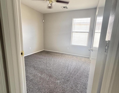 42250 W Oakland Drive - Photo Thumbnail 14