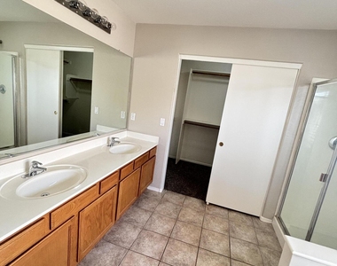 42250 W Oakland Drive - Photo Thumbnail 12