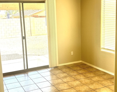 42250 W Oakland Drive - Photo Thumbnail 5