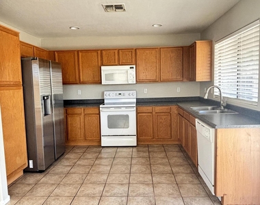 42250 W Oakland Drive - Photo Thumbnail 4