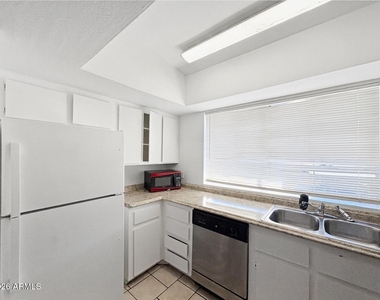 10820 N 16th Avenue - Photo Thumbnail 7
