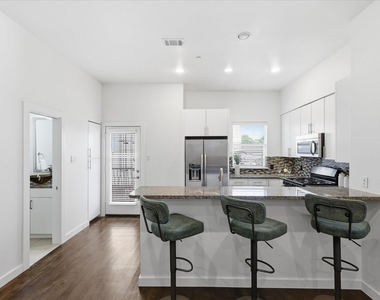 3200 Ross Avenue - Photo Thumbnail 21