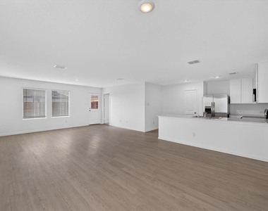 624 W Criner Street - Photo Thumbnail 2