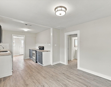 2842 Harlandale Avenue - Photo Thumbnail 5