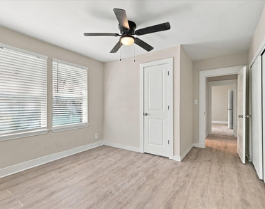 2842 Harlandale Avenue - Photo Thumbnail 8