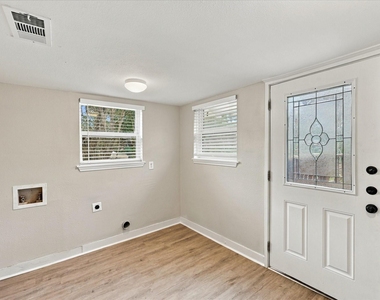 2842 Harlandale Avenue - Photo Thumbnail 13