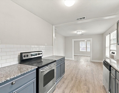 2842 Harlandale Avenue - Photo Thumbnail 7