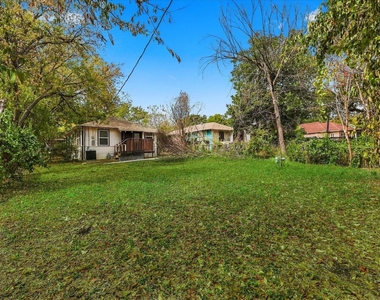 2842 Harlandale Avenue - Photo Thumbnail 15