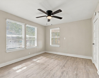 2842 Harlandale Avenue - Photo Thumbnail 4