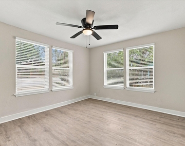 2842 Harlandale Avenue - Photo Thumbnail 2