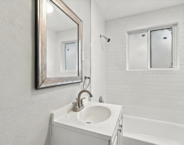 2842 Harlandale Avenue - Photo Thumbnail 12