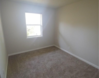 333 Hilltop Lane - Photo Thumbnail 10