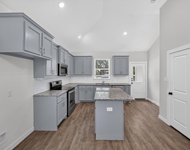 610 E Texas Street - Photo Thumbnail 5