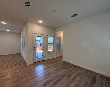 309 Boston Drive - Photo Thumbnail 5