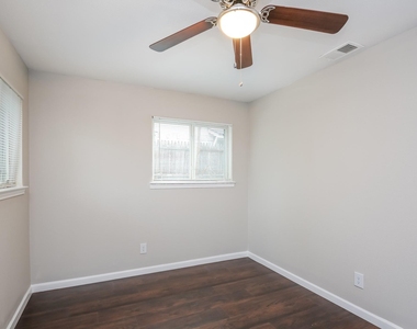 7640 Ryanridge Drive - Photo Thumbnail 10