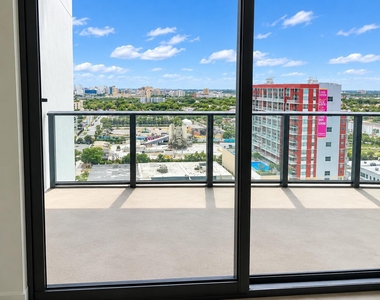 1600 Ne 1st Avenue - Photo Thumbnail 3