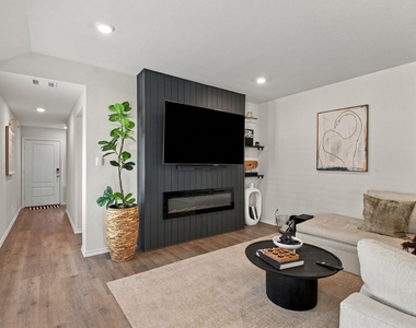 1602 Callaway Drive - Photo Thumbnail 5