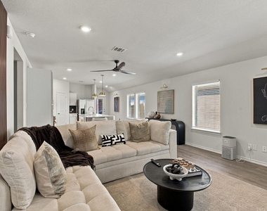 1602 Callaway Drive - Photo Thumbnail 6