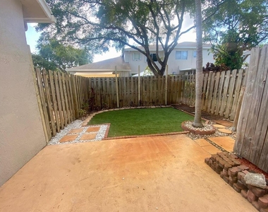 791 Nw 42nd Place - Photo Thumbnail 2