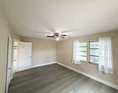 216 Nw 12th Court - Photo Thumbnail 16