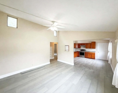 216 Nw 12th Court - Photo Thumbnail 6