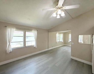 216 Nw 12th Court - Photo Thumbnail 7