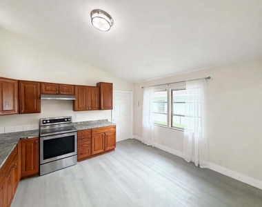 216 Nw 12th Court - Photo Thumbnail 2