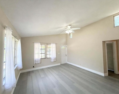 216 Nw 12th Court - Photo Thumbnail 8