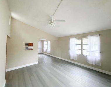 216 Nw 12th Court - Photo Thumbnail 4