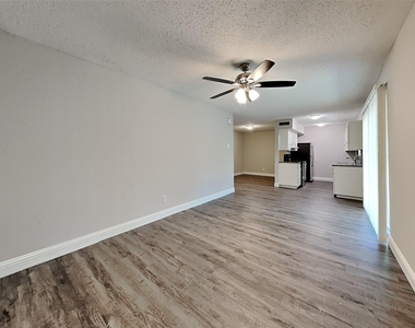 4015 Hartford Drive - Photo Thumbnail 2