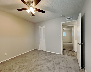 4015 Hartford Drive - Photo Thumbnail 7