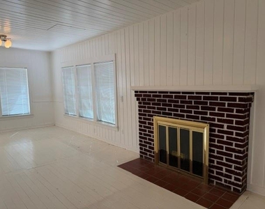 7000 Briar Road - Photo Thumbnail 9