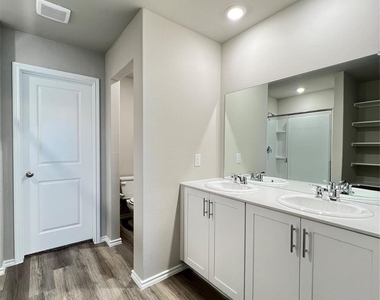 2721 Flowers Drive - Photo Thumbnail 7