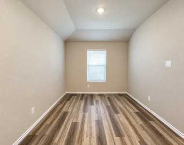 2721 Flowers Drive - Photo Thumbnail 4