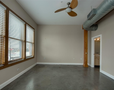 2502 Live Oak Street - Photo Thumbnail 6