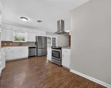 5900 Whitman Avenue - Photo Thumbnail 4