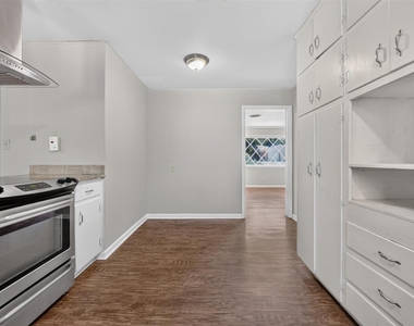 5900 Whitman Avenue - Photo Thumbnail 6