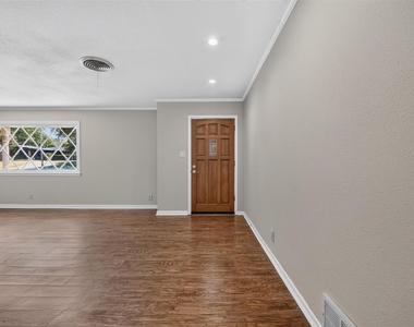 5900 Whitman Avenue - Photo Thumbnail 3
