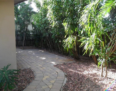 1009 Ne 23rd Drive - Photo Thumbnail 7