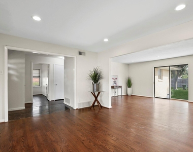 2422 Mockingbird Lane - Photo Thumbnail 5