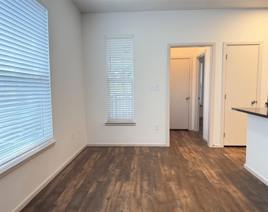 713 N Wood Street - Photo Thumbnail 11