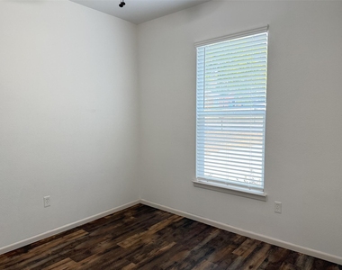 713 N Wood Street - Photo Thumbnail 20