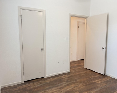 713 N Wood Street - Photo Thumbnail 21