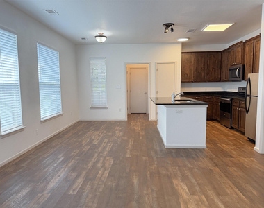 713 N Wood Street - Photo Thumbnail 8