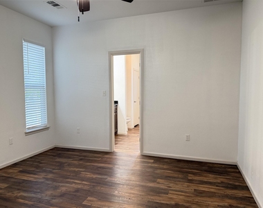 713 N Wood Street - Photo Thumbnail 13