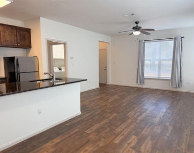 713 N Wood Street - Photo Thumbnail 5