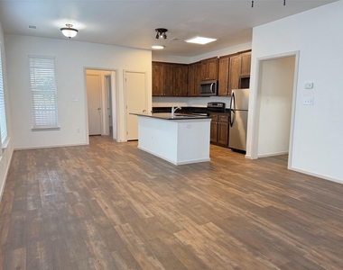 713 N Wood Street - Photo Thumbnail 7
