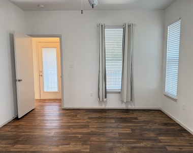 713 N Wood Street - Photo Thumbnail 12