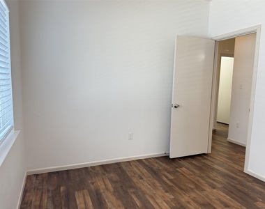 713 N Wood Street - Photo Thumbnail 19