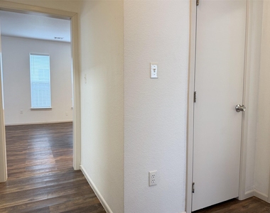 713 N Wood Street - Photo Thumbnail 18